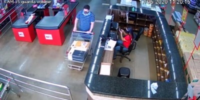 Vídeo mostra cliente furtando R$ 8 mil em garrafas de whisky de supermercado