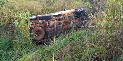 Para não atropelar motociclista caído na pista, condutor de caminhonete acaba tombando...