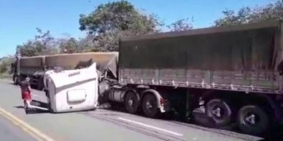 Acidente envolvendo três carretas na BR-364 deixa feridos; veja o vídeo