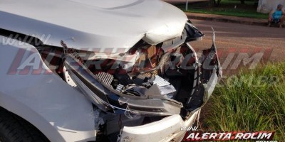 Acidente entre caminhonete e carro é registrado em Rolim de Moura