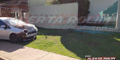 Condutor de carro bate em muro de residência após ser atingido por motocicleta, em...
