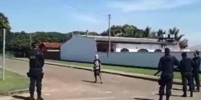 Vídeo mostra momento em que policial dispara contra homem de 65 anos, surtado e armado...