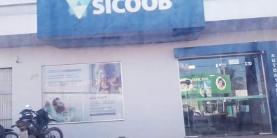 Bandidos fazem buraco na parede de cooperativa de crédito e furtam arma e munições em...