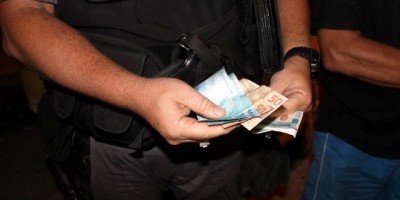 Preso por crimes de homicídio tenta subornar policial penal oferecendo 100 mil reais...