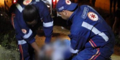 Marido é esfaqueado pelo amante da esposa após descobrir traição