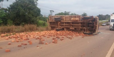 Caminhão com tijolos tomba na BR-364 e bloqueia parte da pista em Porto Velho