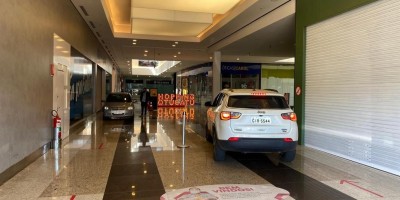 Shopping adota drive-thru e libera carros nos corredores das lojas para retirada de...