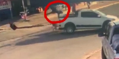 Motociclista voa por cima de carro em acidente onde veículo avançou a preferencial em...