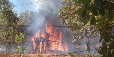 Incêndio criminoso destrói casas e madeiras que seriam usadas em construção