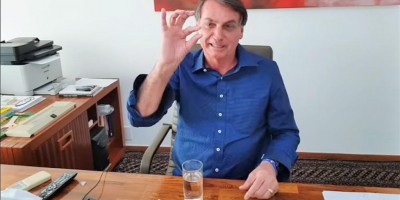 Diagnosticado com Covid-19, Bolsonaro toma hidroxicloroquina em vídeo e pergunta: 'Eu...