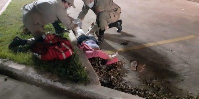 Ciclistas sofrem graves ferimentos em acidente com carro em Rolim de Moura
