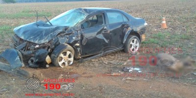 Motorista morre após capotamento de Corolla em rodovia