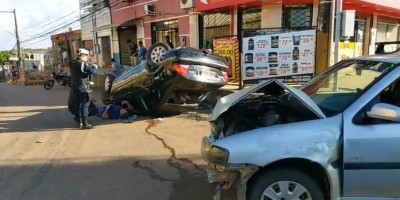 Criança é lançada para fora de carro durante capotamento em Porto Velho