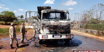 Incêndio destrói caminhão carregado com sucata próximo a AABB em Rolim de Moura; veja...