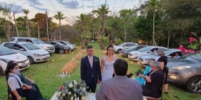 Casamento drive-in: Casal inova e realiza cerimônia com convidados dentro de carros em...