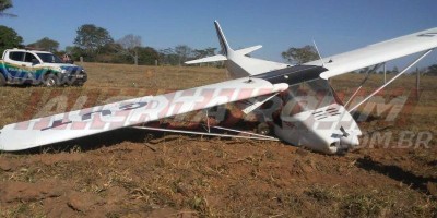 Piloto de avião monomotor faz pouso de emergência em propriedade rural, em...