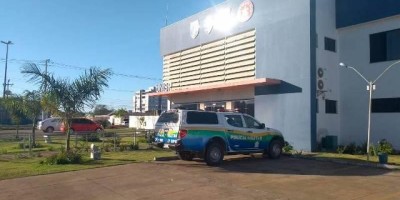 Detido em coronafest, jovem aplica 'mata-leão' e tenta pegar arma de policial em Vilhena
