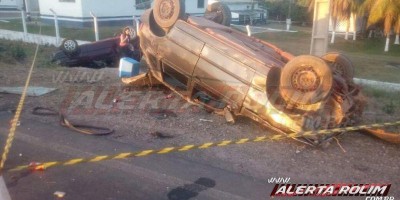 Dois veículos capotam durante grave colisão frontal na RO-383, em Santa Luzia