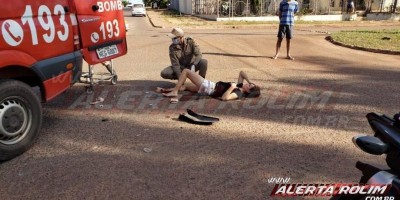 Acidente entre moto e carro no centro de Rolim de Moura deixa mulher ferida com suspeita...