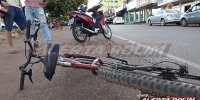 Acidente entre motoclista e ciclista é registrado na rotatória do centro da cidade de...