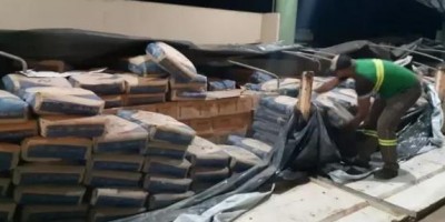 PRF e fiscais da Sefin apreendem 400 caixas de cachaça sem nota fiscal embaixo de sacos...