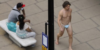 Se a moda pega: Homem usa máscara de proteção de forma inusitada para andar no centro...