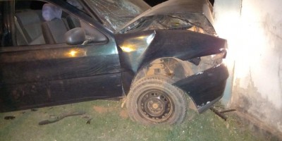 Condutor pega carro emprestado e bate em muro da casa de policial militar em Rolim de...