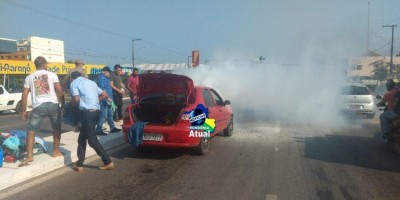 Carro pega fogo próximo a semáforo na Br-364, em Ji-Paraná
