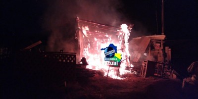 Curto circuito em ventilador provoca incêndio e casa é consumida pelo fogo, em...