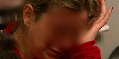Filha é acusada de espancar a mãe com socos, tapas e puxões de cabelo