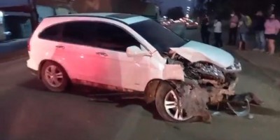 Motorista passa mal enquanto dirigia e colide carro contra poste em Porto Velho; veja o...