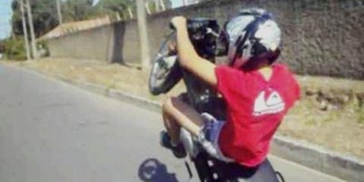 Motociclista inabilitado é preso empinando na frente de equipe da PM