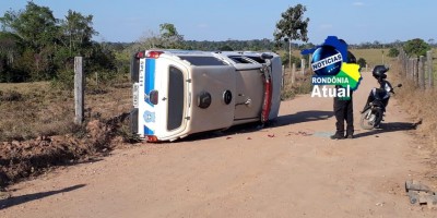 Viatura da PM tomba durante perseguição a suspeitos que jogavam droga dentro de...