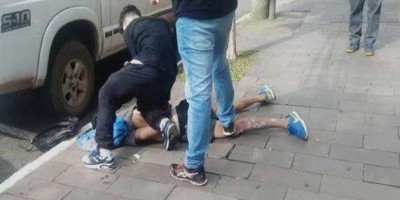 Assaltante vai parar na UPA após populares espancá-lo por praticar roubo a...