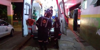 Mulher é atacada com capacetadas pelo ex-marido que foge com criança