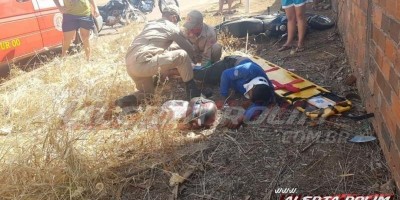 Motociclista sofre fratura exposta em uma das pernas após passar por quebra-molas e...