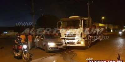Carro e caminhão se envolvem em acidente no centro de Rolim de Moura