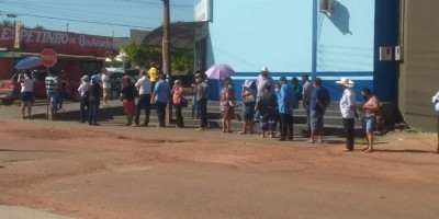 Sem atendimento na agência Bradesco, clientes procuram farmácias e geram aglomerações