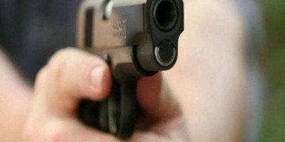 Homem tenta matar a tiros ex-mulher que bebia com amigo em residência