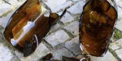 Garçom é preso após agredir mulher com gargalo de garrafa em bar
