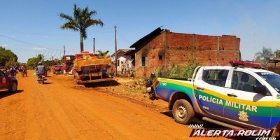 Usando baldes com água, bombeiros evitam que duas casas fossem destruídas por incêndio...