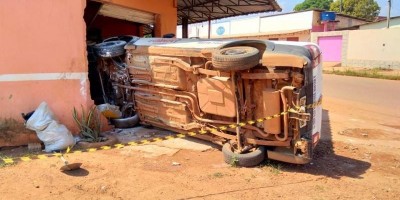 Motorista perde controle de veículo, atinge motos estacionadas e invade comércio, em...
