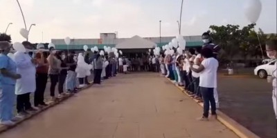 Amigos e colegas soltam balões brancos e fazem homenagem a médico vítima de covid-19...