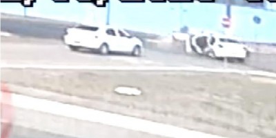 Câmera registra forte colisão após carro invadir preferencial em Porto Velho
