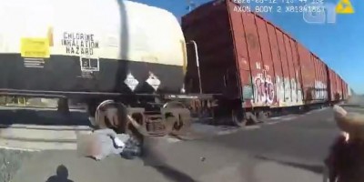 Policial salva cadeirante idoso de ser atropelado por trem nos EUA; veja o vídeo