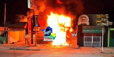 Criminosos ateiam fogo em loja de celulares em Ji-Paraná; veja o vídeo
