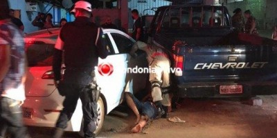 Motociclista fica ferido após ser prensado contra dois automóveis em Porto Velho