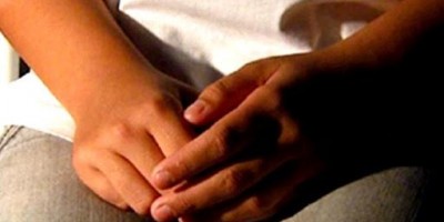 Mãe encontra filho autista sendo estuprado pelo padrasto no quintal de casa