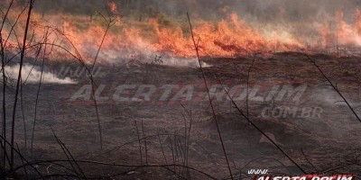 Incêndio próximo a residências no bairro Cidade Alta em Rolim de Moura causa...