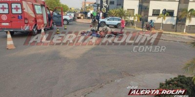 Duas mulheres foram socorridas pelos bombeiros após acidente entre carro e moto, em...